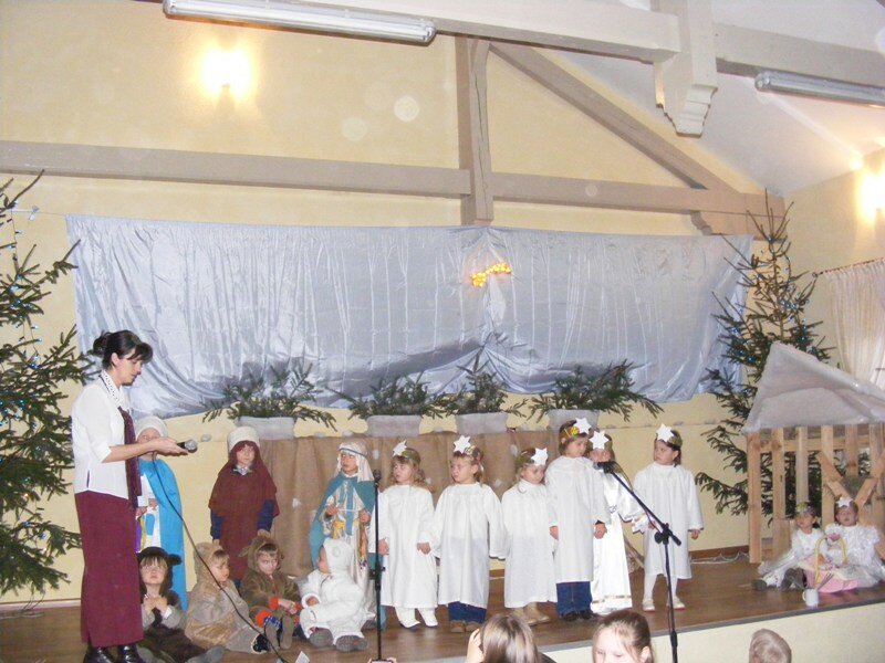 Pani Bozenka przedstawia malych aktorow.jpg